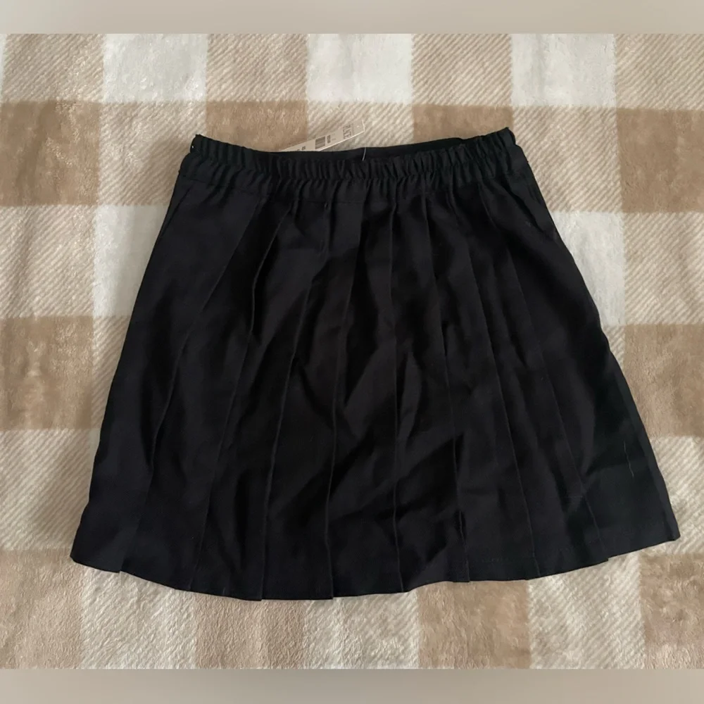 Vintage Girls The Children's Place Black Skirt with Red Floral Design